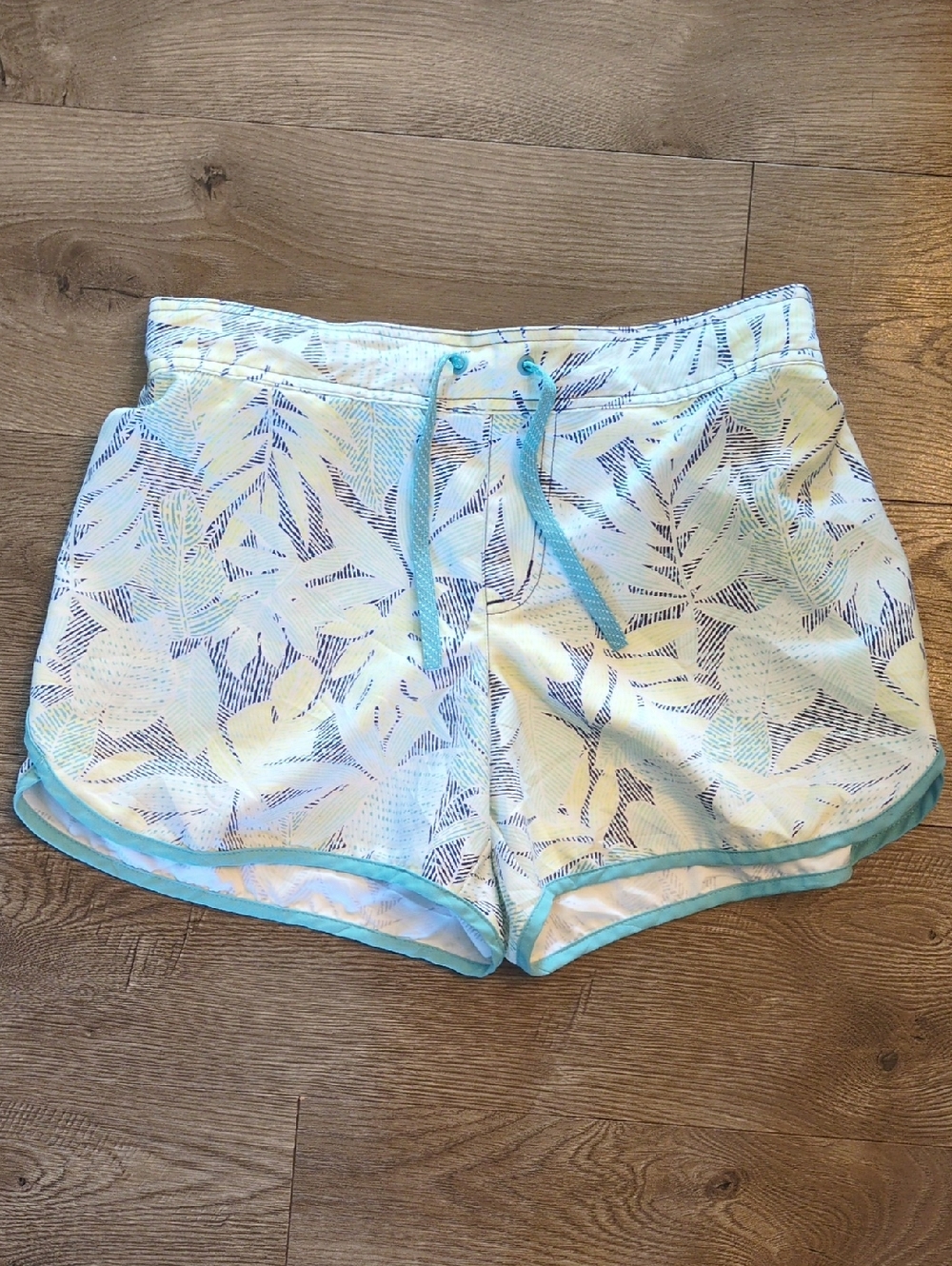 Columbia Women’s Light Aqua Leaf-Print Athletic Shorts with Drawstring